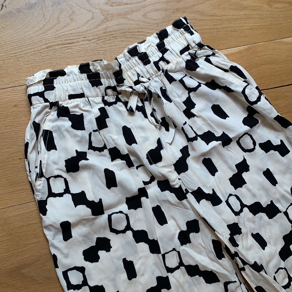 NWOT Wide leg flowy pants with a cool print